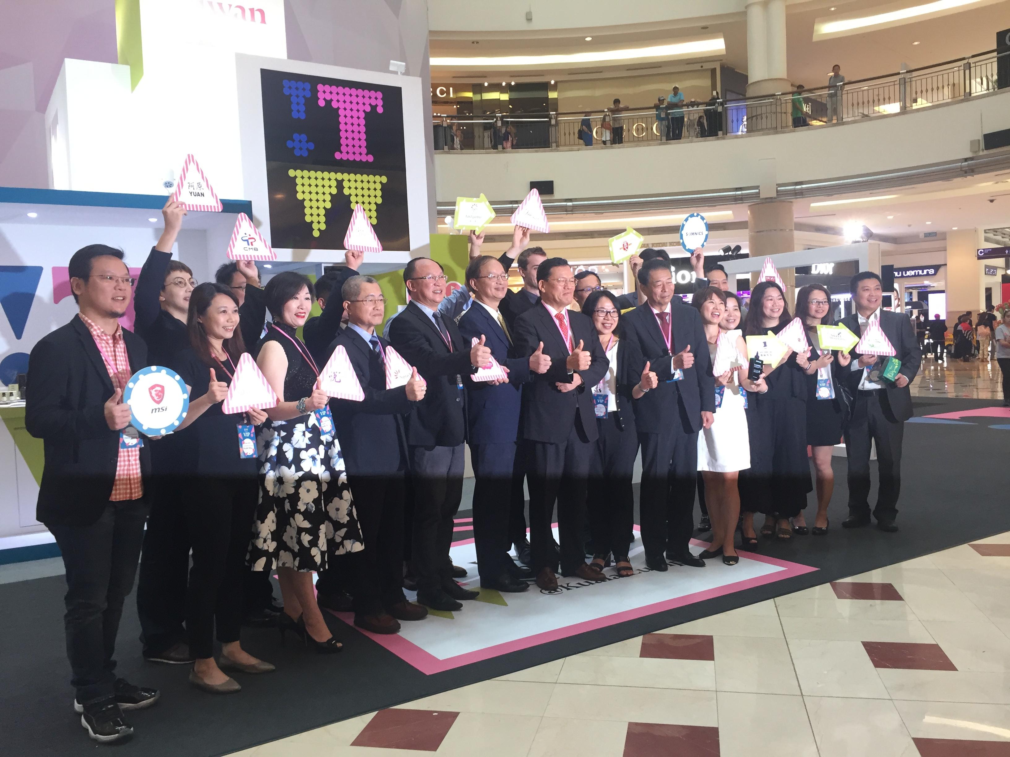 Wakil Chang, James Chi-Ping (lapan dari kanan) menghadiri Majlis Pembukaan “Wow! Taiwan Selects” di Suria KLCC pada 11 August, 2017