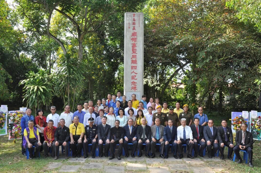 Timbalan wakil Michael S.Y. Yiin (barisan depan, enam kiri), Tan Sri Dato Sri Joseph Pairin Kitingan (barisan depan, sembilan kanan) dan VIP mengambil gambar bersama-sama.
