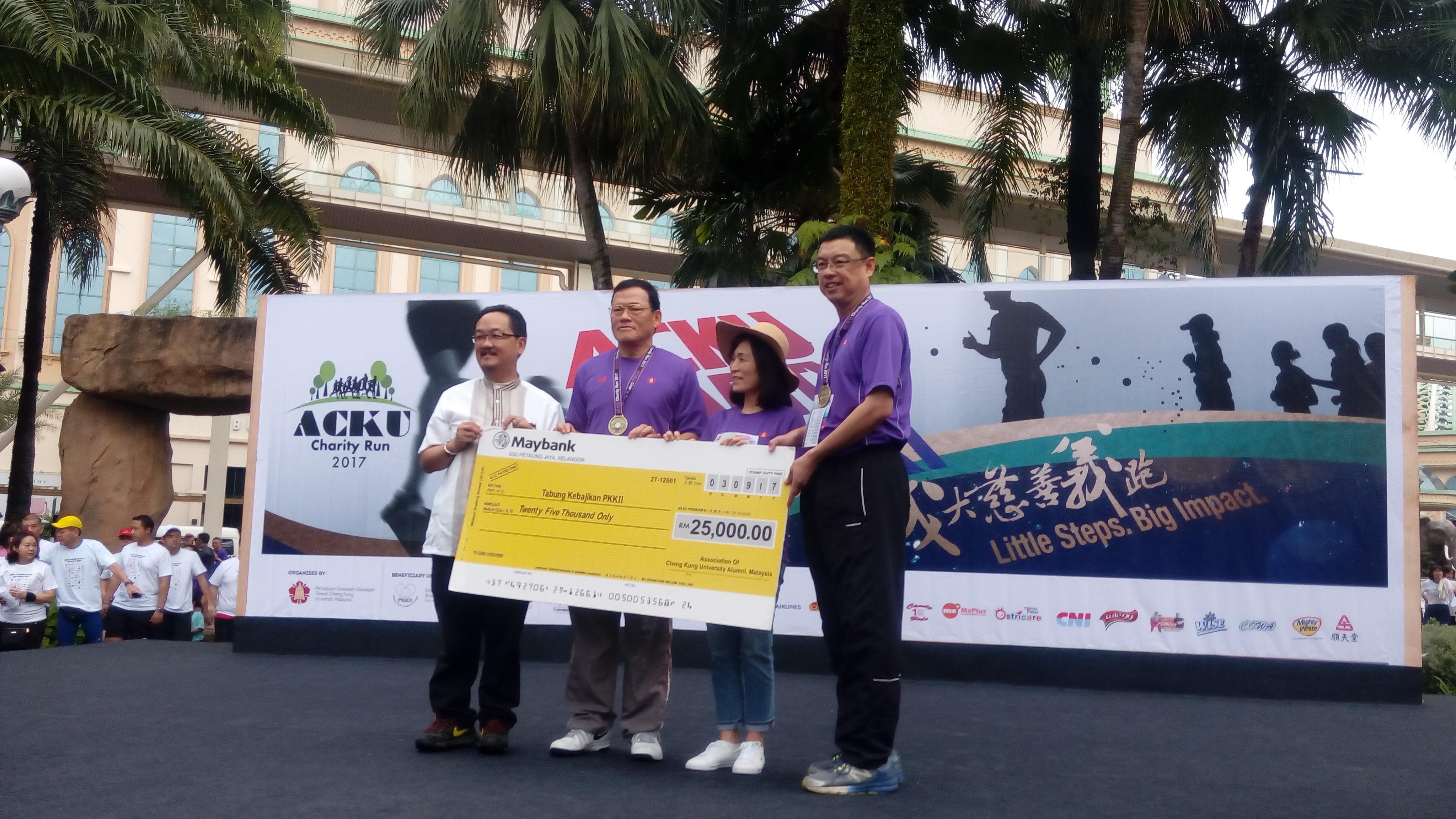 Wakil Chang, James Chi-Ping (kedua kiri) dan Dr. Huey-Jen Jenny Su  (kedua kanan) saksi  Persatuan Siswazah-siswazah Taiwan Cheng Kung Universiti, Malaysia menderma RM 25000 check Insan Welfare Society of Brain Injured Child.