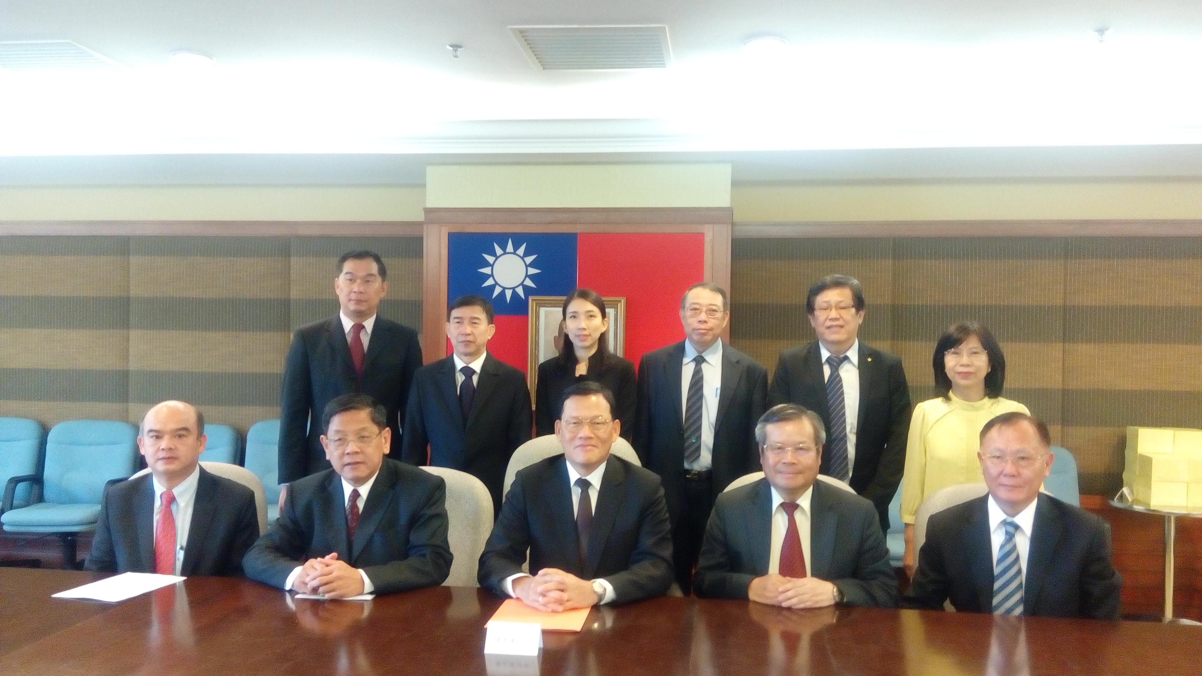 Wakil Chang, James Chi- ping (barisan tempat duduk, tengah) menghadiri Malaysian Youth Study Tour to Taiwan (Guan Moo Tuan) dipegang  2017 Malaysia Youth Taiwan Study Tour Seminar Kemasukan  dan VIP mengambil gambar bersama-sama. 