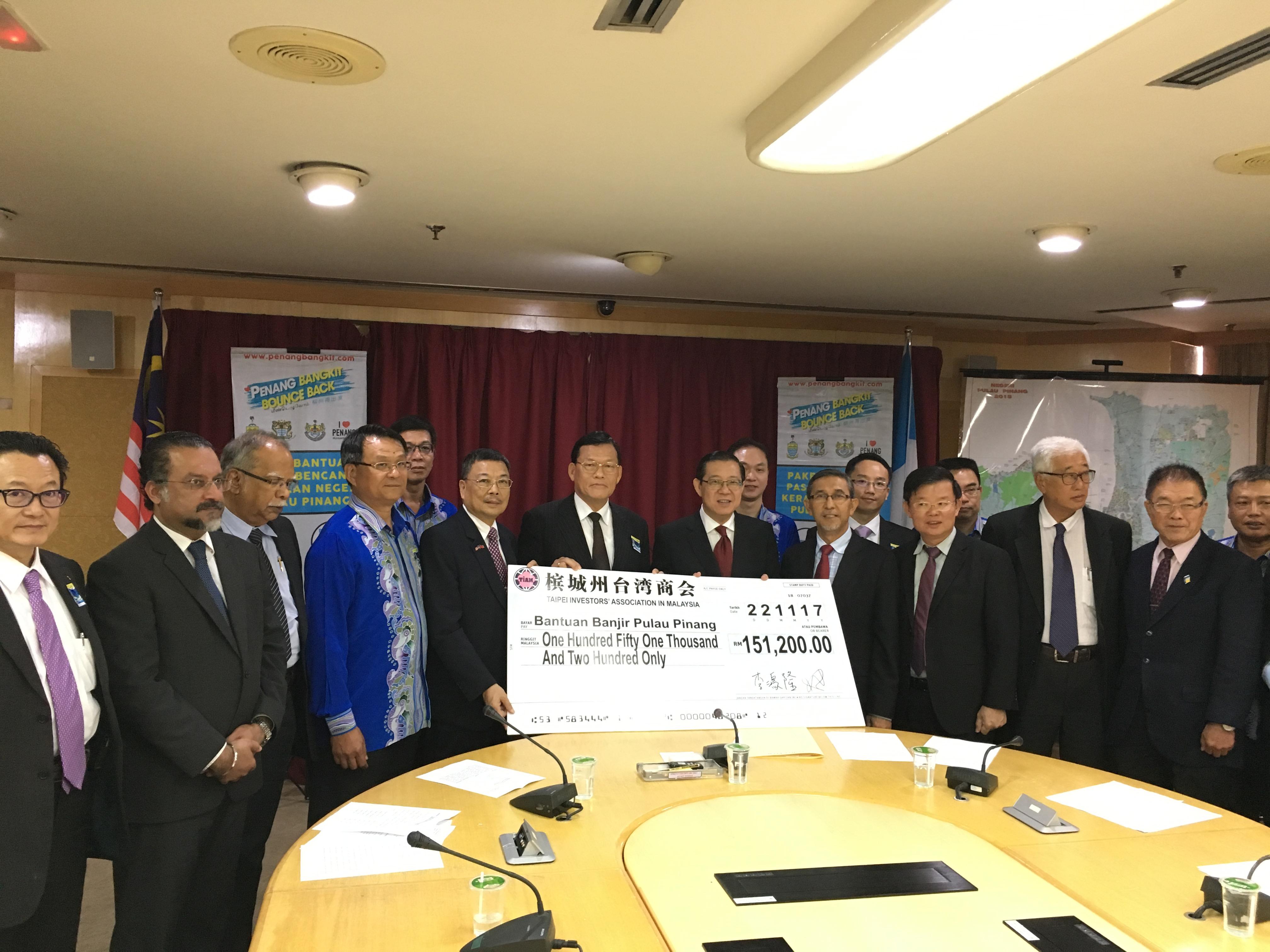 Wakil Chang, James Chi-ping menghadiri  Taipei Investors` Association in Malaysia Persembahan derma banjir Penang, dan  mengambil gambar dengan  Chief Minister of Penang Lim Guan Eng (kiri lapan), Perisdent Dave Lin of  Taipei Investors` Association in Malaysia.