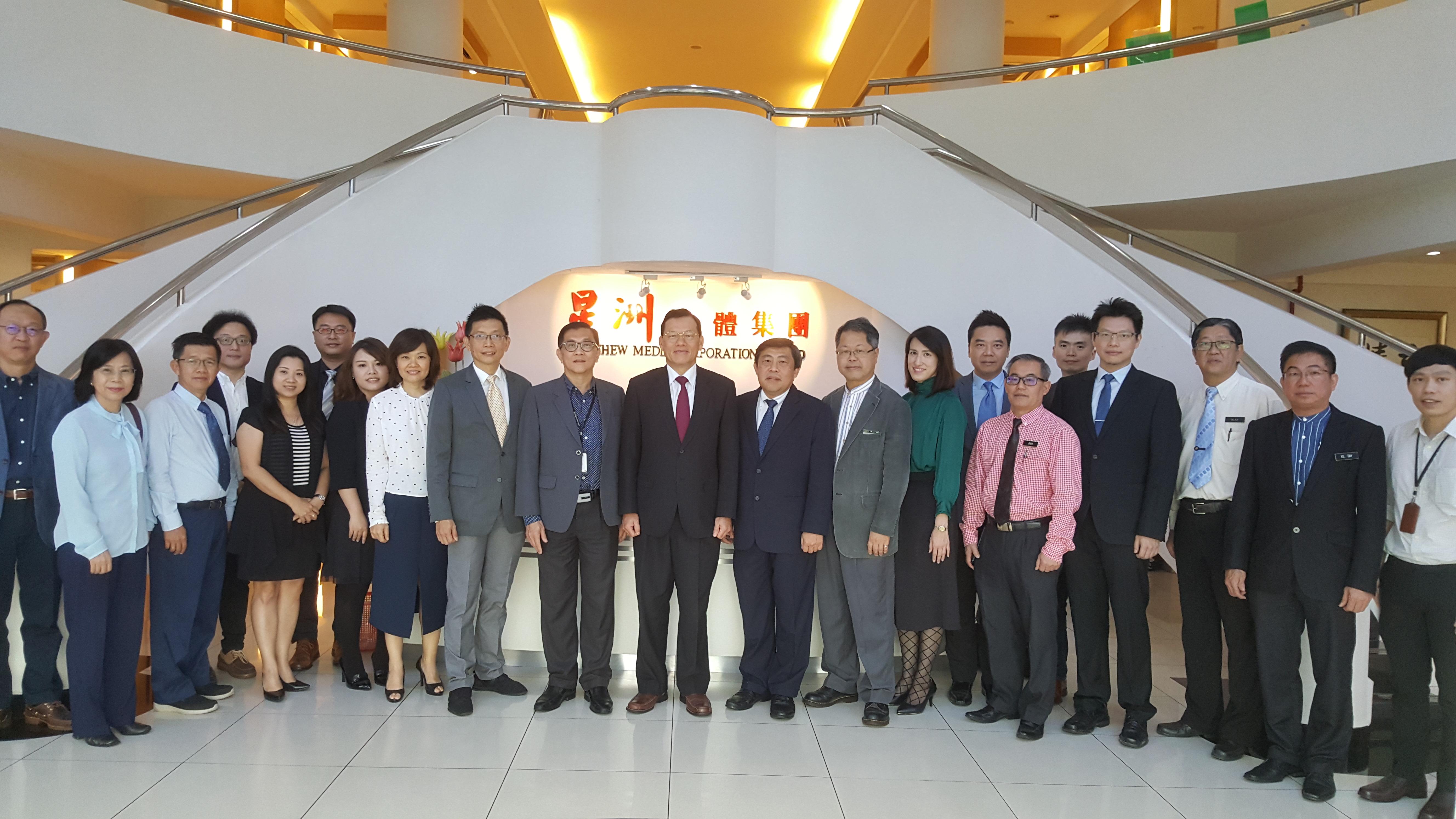 Wakil Chang, James Chi- ping (barisan hadapan,kanan sembilan) dan menghadiri Taiwan Education Fund- Scholarship program Launching ceremony VIP mengambil gambar bersama-sama.