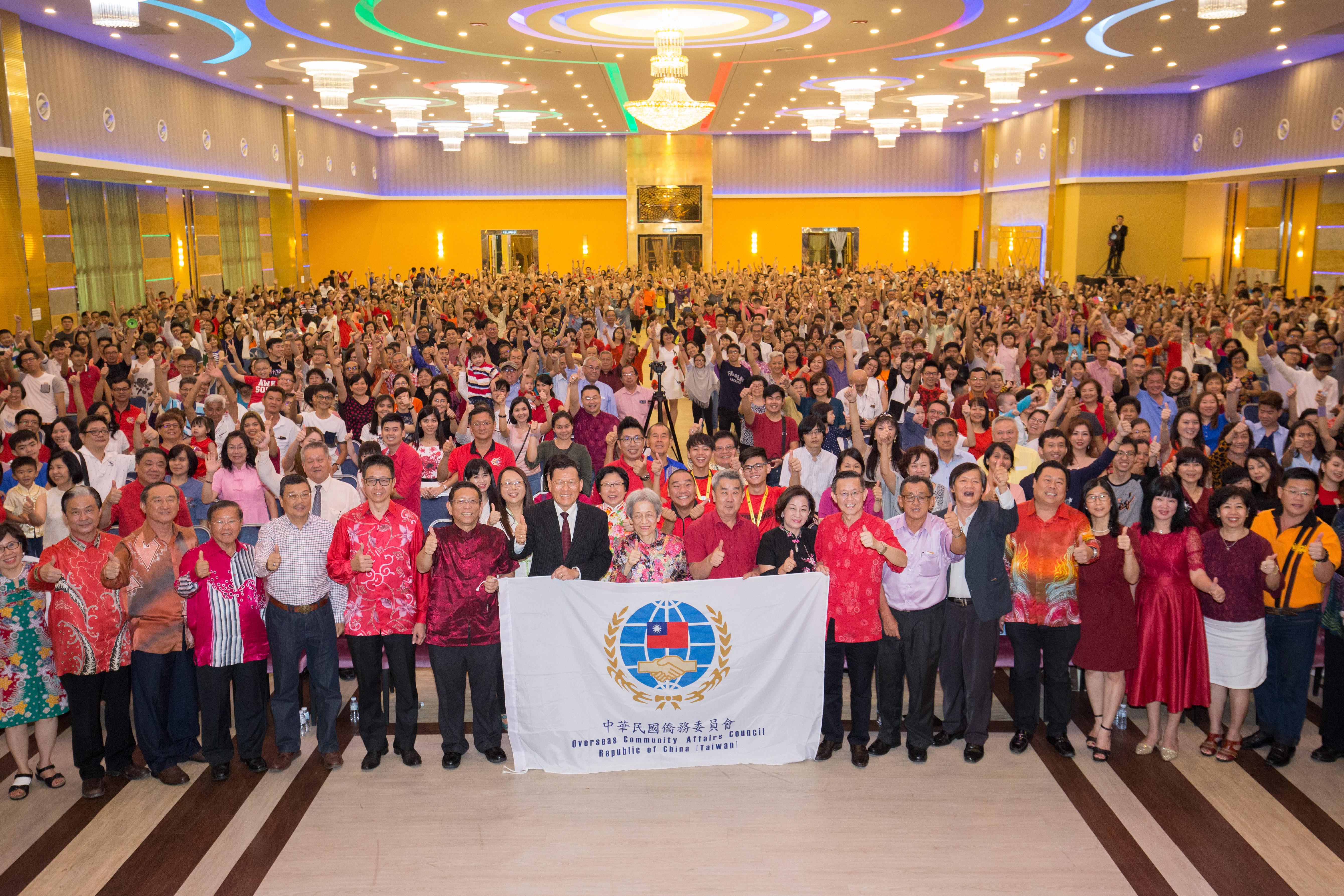  Wakil Chang, James Chi-ping (Barisan hadapan, kiri lapan) dan Chang, Fu-mei, National Policy Advisor to the Presiden (Barisan hadapan, kiri sembilan) foto kumpulan dengan penonton.