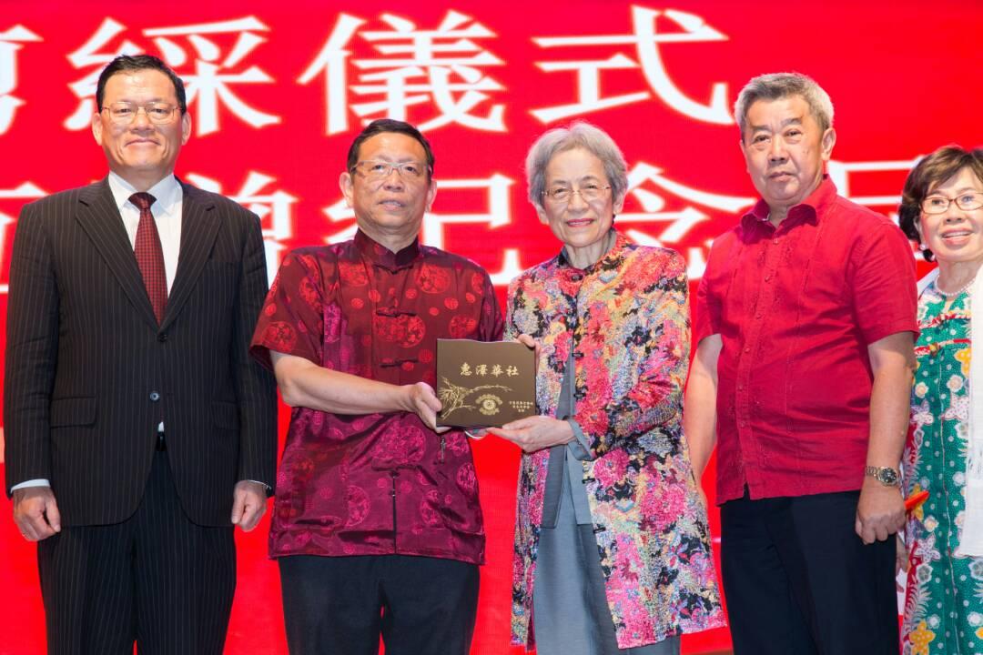 Chang, Fu-mei, National Policy Advisor to the Presiden (kanan dua) dapatkan Ang, Boon-chin, Taiwan Graduates Association Of Selangor President (kiri dua) hadiah disampaikan,  Wakil Chang, James Chi-ping dan Chin, Chee-kong, Gabungan Persatuan Alumni Universiti Taiwan, Malaysia Presiden (kanan satu) saksi.