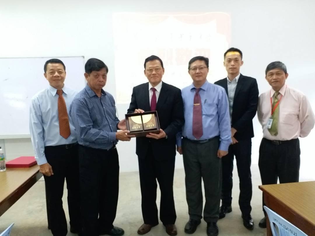 Wakil Chang, James Chi-ping (tiga kiri) mengambil gambar dengan Dato Sri Chow Liong dan Principal Chua Leok Hong ketika melawat SM Chong Hwa Kuantan.