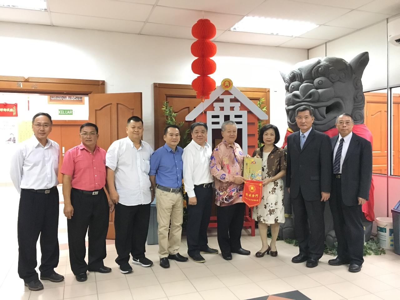 Wakil Anne Hung (kanan tiga) cenderamata pertukaran dengan Persatuan Kim Mooi, Selangor  Presiden Loo Chieng Phan.
