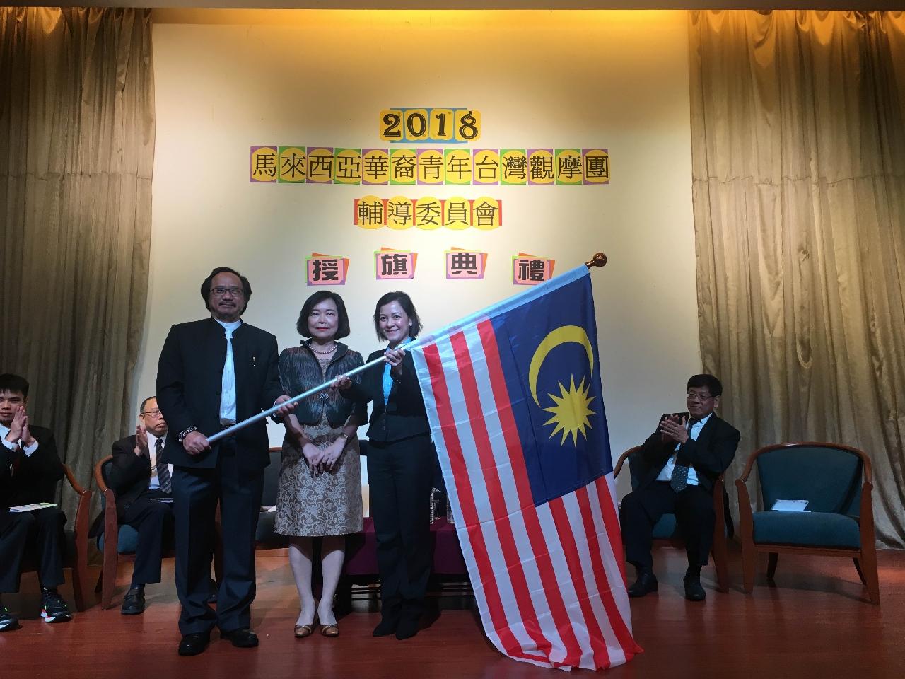 Wakil Anne Hung (tengah) meraikan "Majlis Penyampaian Bendera Malaysia Youth Taiwan Study Tour 2018".
