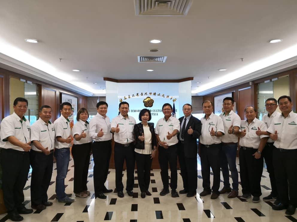 Wakil Anne Hung (kiri tujuh) dengan Persatuan Alumni Universiti Nasional Pingtung Sains &amp; Teknologi Taiwan, Malaysia lembaga pengarah dan kader mengambil gambar bersama-sama.
