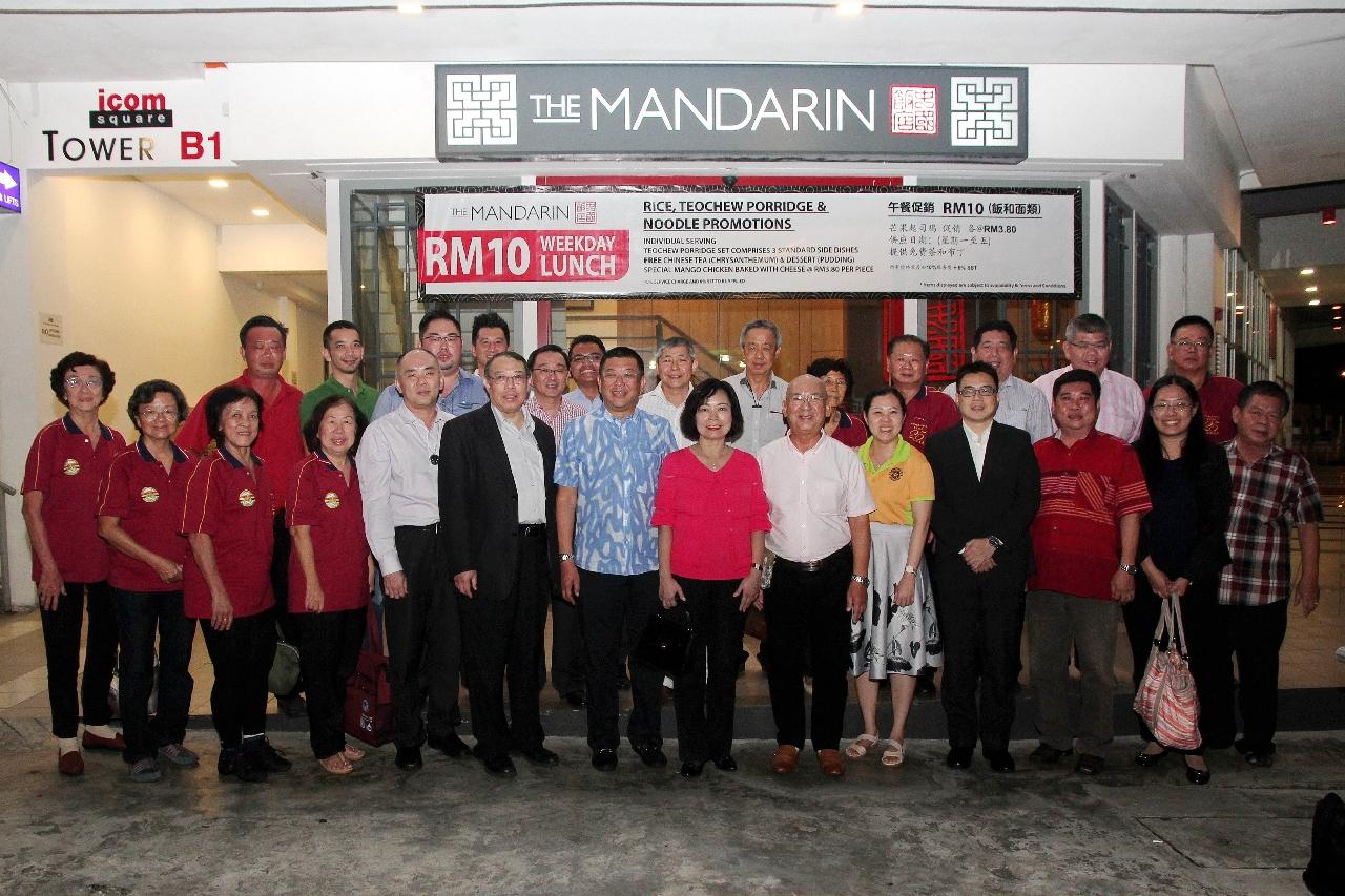 Wakil Anne Hung (kanan tujuh) dengan Kim Mui Association Sarawak Pemangku pengerusi Datuk Richard Wee Liang Chiat (kiri tujuh) and cadre mengambil gambar bersama-sama.
