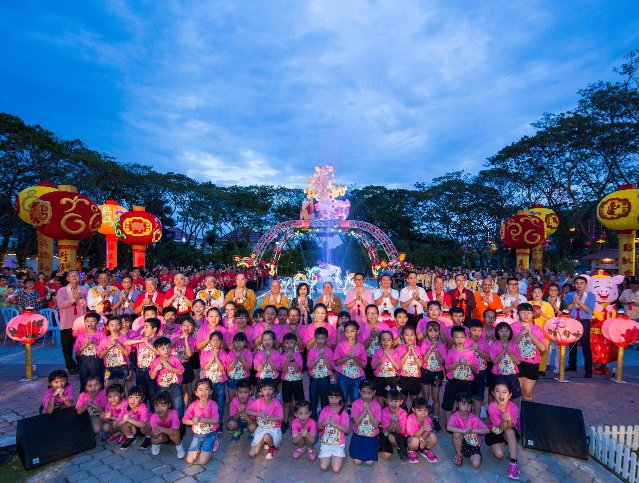 Wakil Anne Hung (barisan terakhir, kesembilan dari kiri) menghadiri Fo Guang Shan (FGS) Dong Zen Temple 2019 untuk Festival Lantern dan Floralnya.