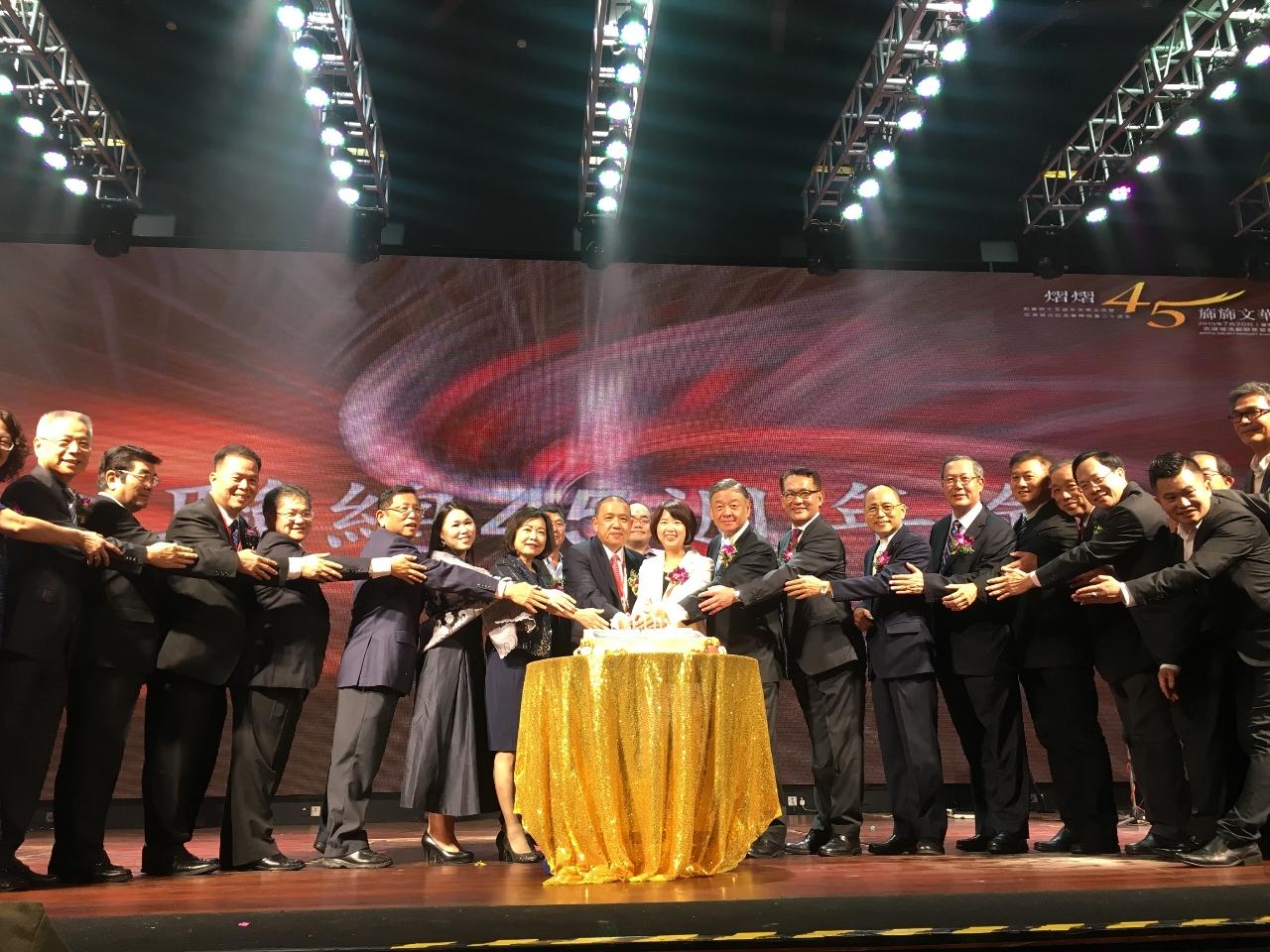 Wakil Anne Hung (kiri ketujuh), Legislator of the Legislative Yuan Lin, Li-Chan (kiri kesembilan),  Vice Minister Roy Yuan-Rong Leu of Overseas Community Affairs Council (kiri kesepuluh) menghadiri Gabungan Persatuan Alumni Universiti Tiawan, Malaysia 2019 Mandarin Night dan ulang tahun ke-45 mengambil gambar dengan peserta.