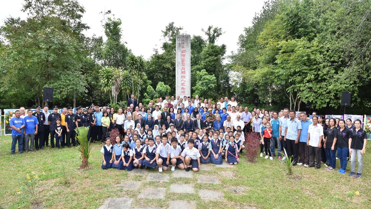 Keningau, Sabah menghadiri Tugu Peringatan Perang Dunia Ke II mengambil gambar bersama-sama.