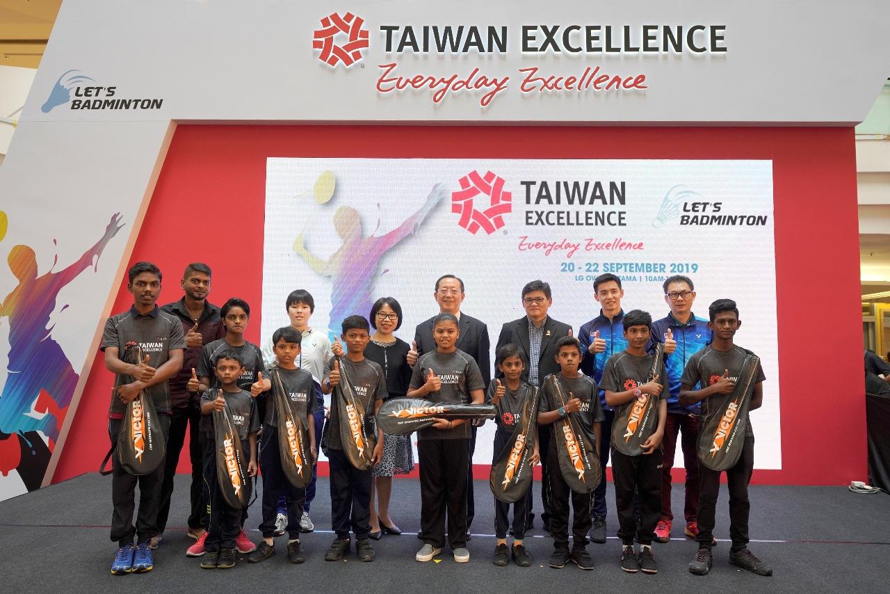  Acara Taiwan Excellence Badminton Mengundang kanak-kanak kurang bernasib baik untuk menikmati keseronokan. VIP dari yang ketiga dari kiri di baris kedua ialah Goh Jin Wei, pemain kebangsaan badminton Malaysia, Tsiao Chun Yen, Pengarah Pusat Dagangan Taiwan Kuala Lumpur, David Hsu, Pengarah Bahagian Ekonomi Pejabat Ekonomi dan Kebudayaan Taipei, Dato Kenny Goh Chee Keong, Setiausaha Agung Persatuan Badminton Malaysia, dan Cheam June Wei, pemain badminton negara Malaysia.
