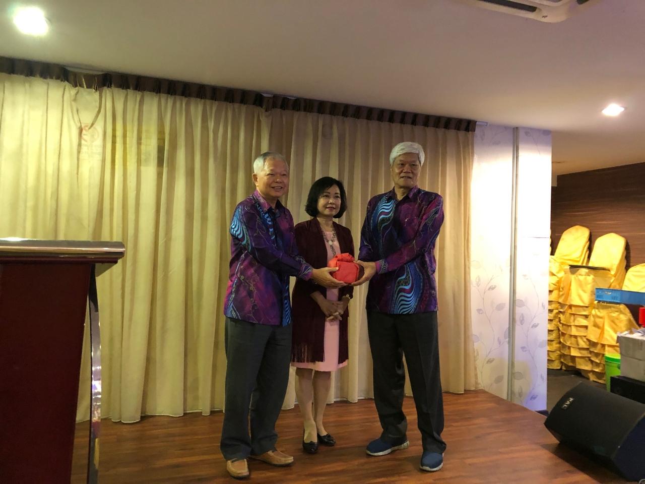 Wakil Anne Hung (tengah) menyaksikan perasmian presiden Persatuan Taipei Investorś Association in Johor.