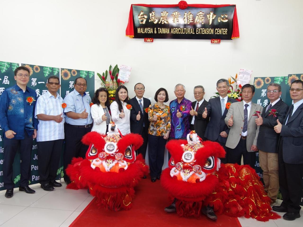 Wakil Anne Hung (tengah) mengambil gambar dengan para hadirin.