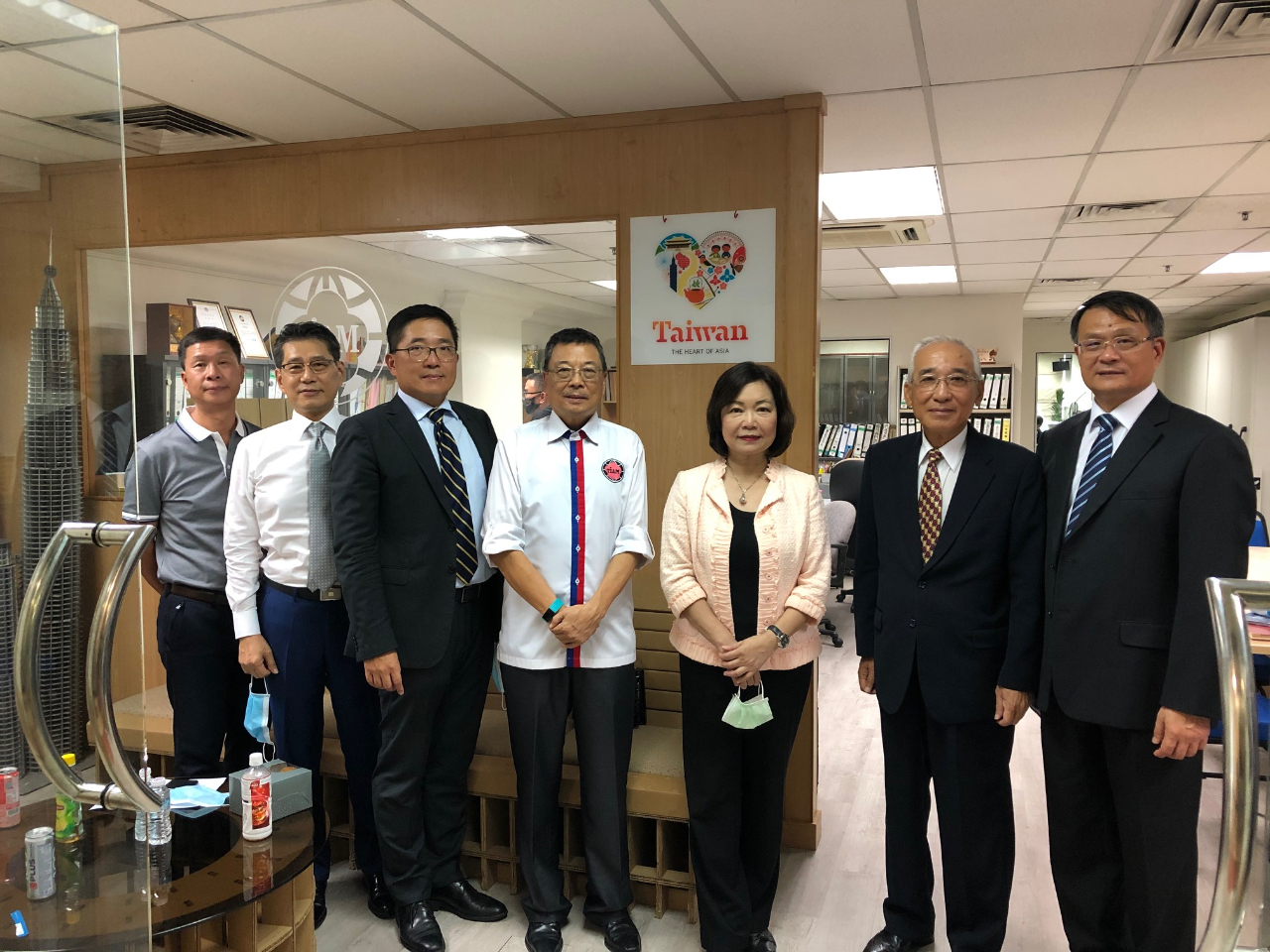 Wakil Anne Hung (kiri ketiga) menghadiri dianjurkan oleh Taipei Investors´ Association in Malaysia 15 sesi 3 dan 4 mesyuarat dengan menghadiri mengambil gambar bersama-sama.
