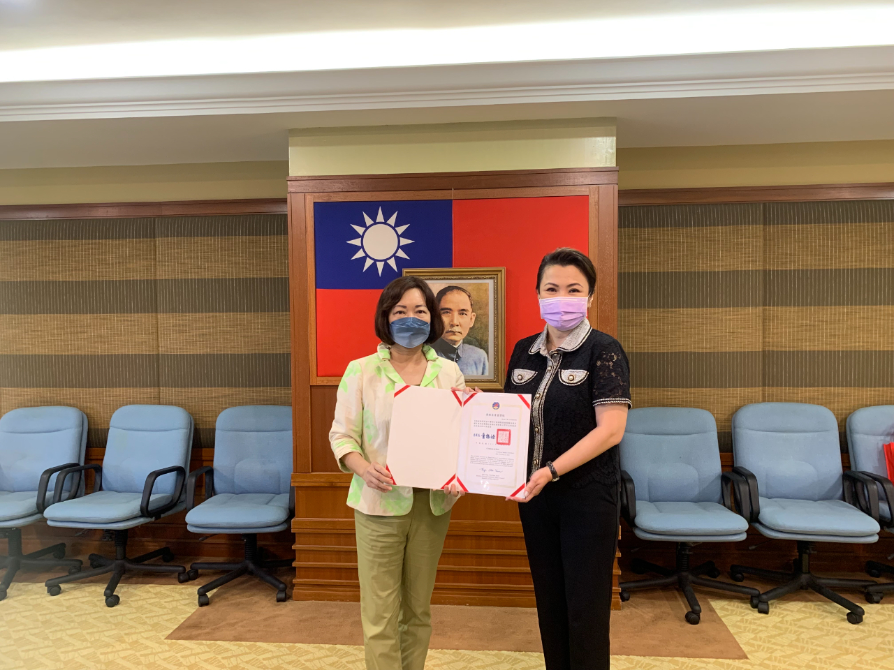 Wakil Anne Hung menyampaikan Sijil Penghargaan kepada Taipei Investors´ Association in Malaysia.

