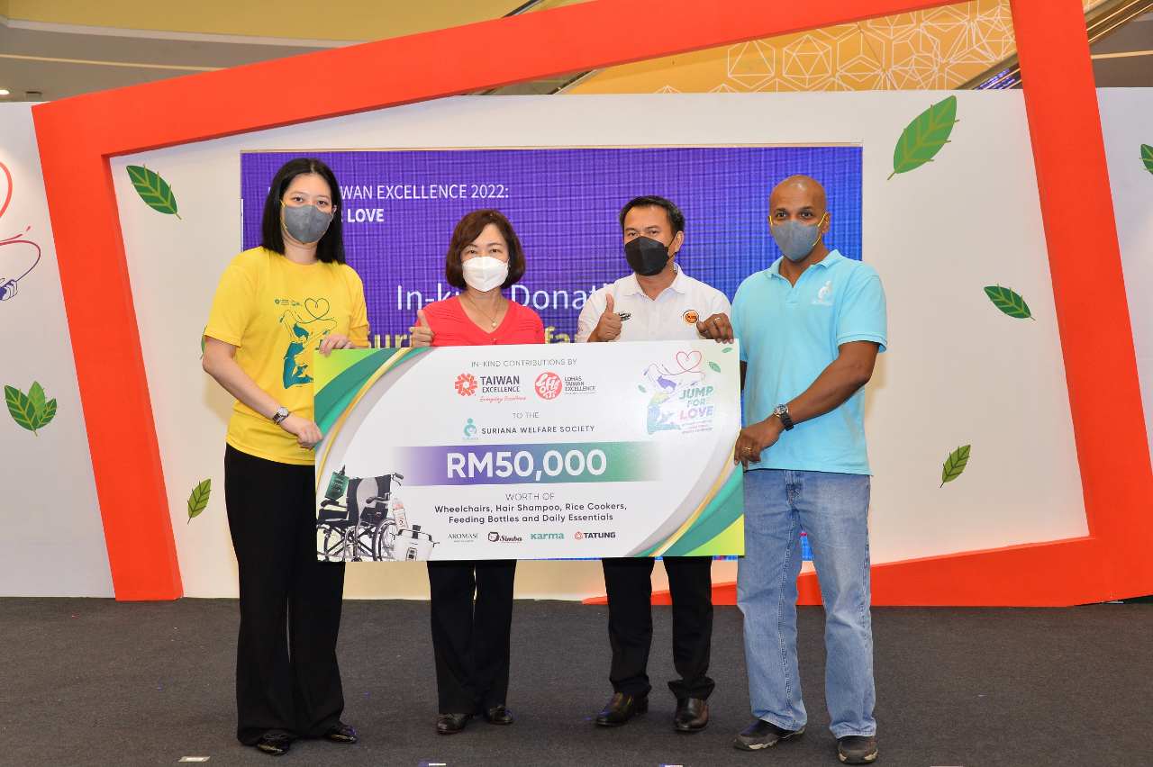 Taiwan Excellence menyumbangkan produk yang bernilai RM50,000 kepada Suriana Welfare Society.