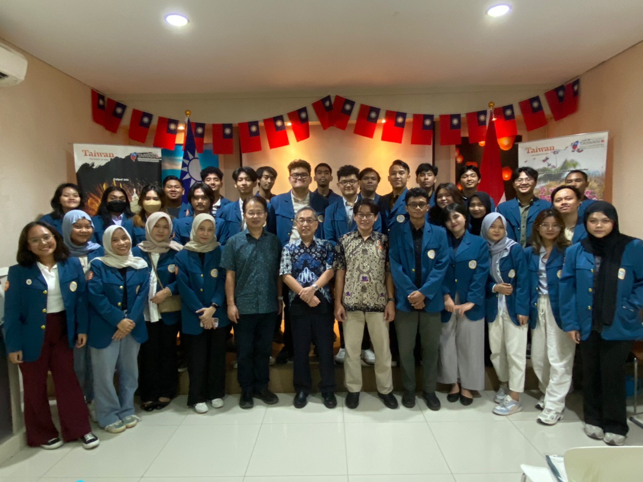 Mahasiswa Jurusan Hubungan Internasional Universitas Airlangga (Grup II)