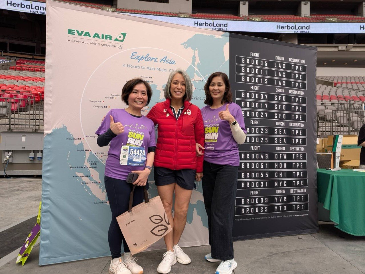 劉處長於終點站與列治文市議員Alexa Loo、長榮航空溫哥華分公司總主任葉璘誼一起在本年冠名贊助廠商長榮航空攤位前合影