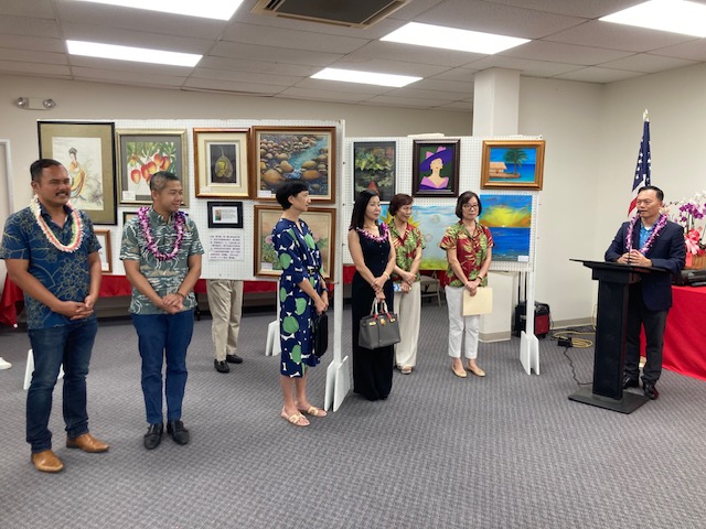 2024年6月28日林處長暉程致詞時向夏威夷中華文化服務中心會員及藝術同好預祝展出順利, 並感謝該中心在駐地宏揚進中華傳統藝術文化貢獻