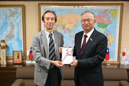 日本「全國FM放送協議會」事務局長大內真人（照片左)將該會捐贈善款目錄交給駐日副代表蔡明耀(右)。
