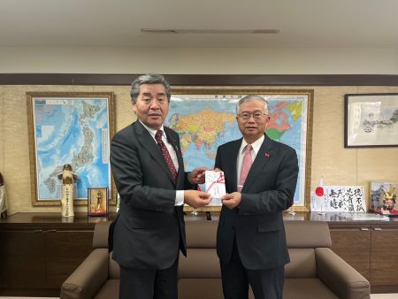 日本眾議院議員神田憲次(左)將捐款目錄交給駐日副代表蔡明耀(右)