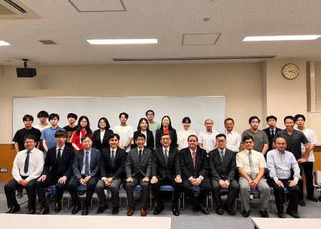 駐日本代表處與東京工業大學於2024年7月18日在東京工業大學鈴懸台校區共同辦理「2024 MSL of Tokyo Tech - STD TECRO Japan Workshop」，副代表周學佑及東京工業大學科技創成研究院院長大竹尚登開幕致詞。本研討會由顧問鄒幼涵主持開幕場次，另邀請講者包括休士頓大學Professor T.Randall Lee、東京理科大學Professor Shinichi KOMABA、國立清華大學Professor Michael Hsuan-Yi HUANG、工業技術研究院Dr. Wen-Jin LI、產業技術總合研究所Dr. Chih-Wei HU等。

2024.7.18「2024 MSL of Tokyo Tech - STD TECRO Japan Workshop」，駐日本代表處副代表周學佑(照片前排右5)、東京工業大學科技創成研究院院長大竹尚登(前排左5)、Organizer駐日本代表處顧問鄒幼涵(後排右8)、東京工業大學副教授Tso-Fu Mark Chang(前排左1)、副教授Chun-Yi Chen(後排左8)等合影