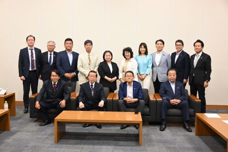 駐日代表謝長廷大使（照片前排左2)出席立憲民主黨日本台灣議員懇談會，對該議員聯盟強化臺日關係之貢獻表達感謝之意。照片：立憲民主黨日本台灣議員懇談會幹事長笠浩史眾議院議員（前排右2)、前首相野田佳彥眾議院議員（前排右1)及該議員聯盟之立憲民主黨各會派眾參國會議員等。