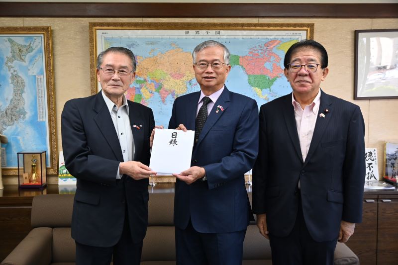 熊本縣町村會會長暨蘆北町長竹崎一成(照片左)與眾議員金子恭之(右)一同來處，將熊本縣町村會捐贈0403花蓮地震善款目錄交給駐日副代表蔡明耀(中)。