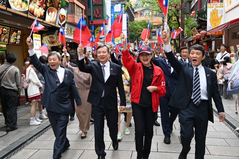 駐日代表李逸洋大使(照片前排左2)、駐日代表處橫濱分處處長張淑玲〈前排右2〉、橫濱華僑總會會長許耀庚(前排左1)、日本中華聯合總會會長羅鴻健(前排右1)