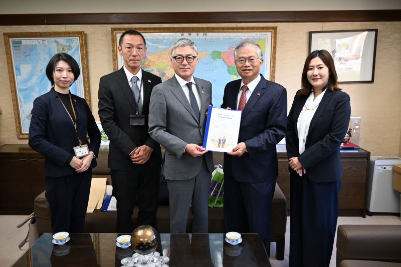 駐日副代表蔡明耀(照片右2)、茨城縣筑波未來市長小田川浩(中央)及該市官員合影。筑波未來市與桃園市於今年10月23日簽署友好城市協定。