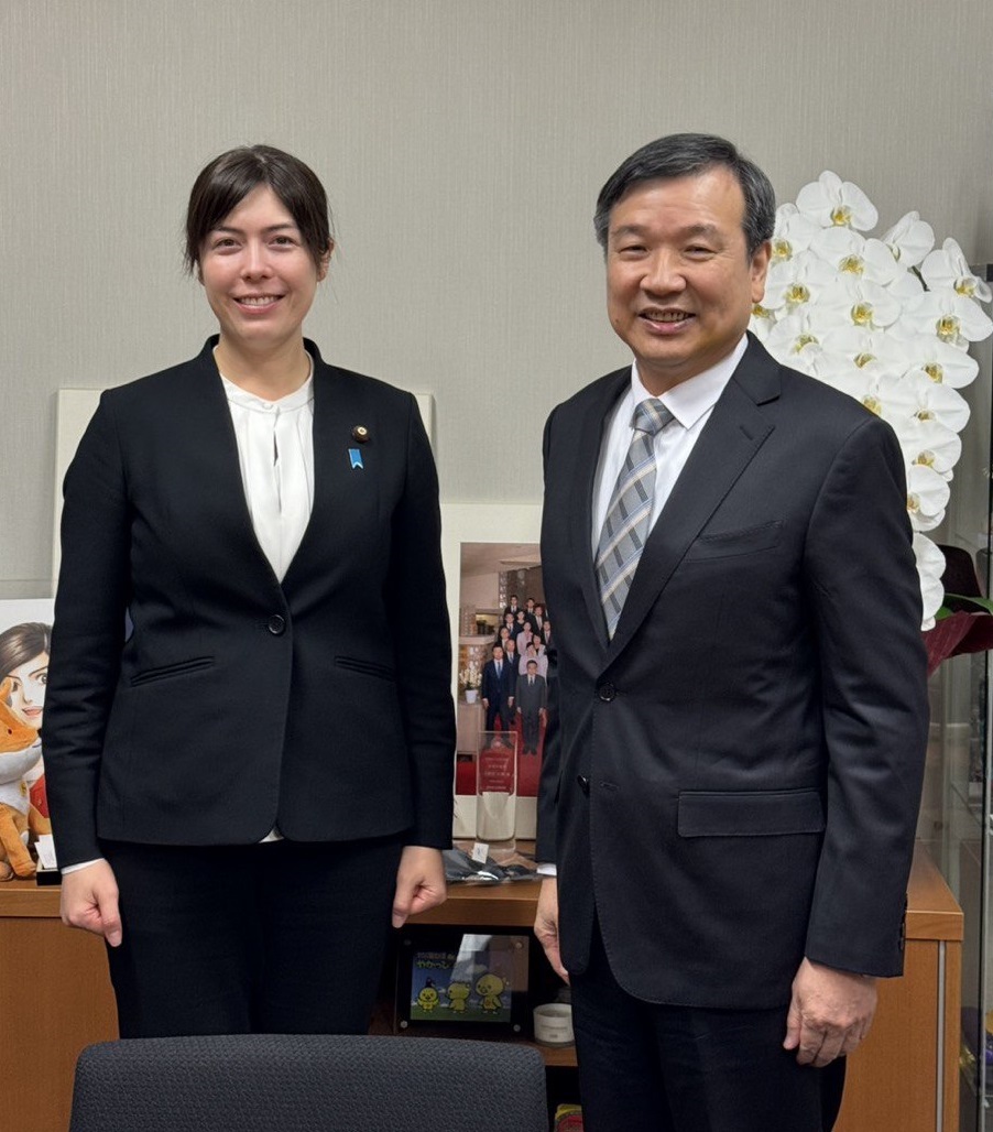 駐日代表李逸洋大使(右),參議員小野田紀美 (左)