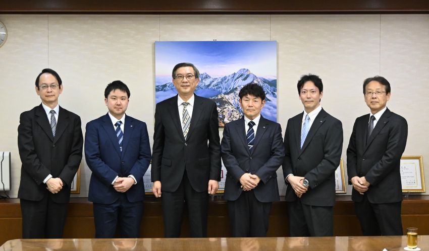 駐日副代表周學佑(左3)、全日本教職員連盟委員長渡邊陽平(右3)