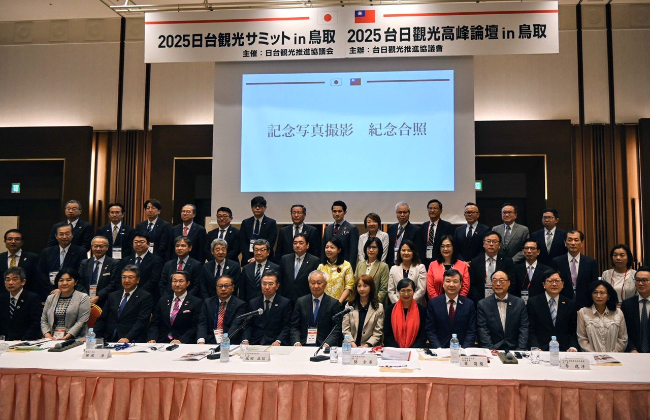 駐日代表李逸洋5月30日應邀出席「2025年第16屆台日觀光高峰論壇in鳥取」活動。

駐日代表李逸洋等台日貴賓合影。