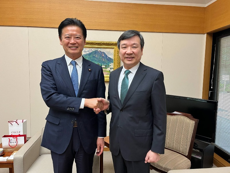 5月26日駐日代表李逸洋拜會日本眾議院副議長玄葉光一郎，並就台日經貿、地方交流及區域情勢等領域合作交換意見。
圖說: 駐日代表李逸洋(右)及日本眾議院副議長玄葉光一郎(左)。

