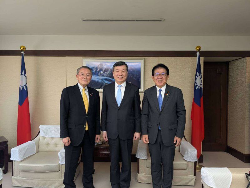 4月30日駐日代表李逸洋與眾議員金子恭之及熊本縣町村會會長竹崎一成乙行會晤，感謝金子眾議員及竹崎會長積極支持深化台日雙邊在各領域之交流互動，嗣就地方交流等議題交換意見。
駐日代表李逸洋(照片中)、眾議員金子恭之(右)、熊本縣町村會會長竹崎一成(左)