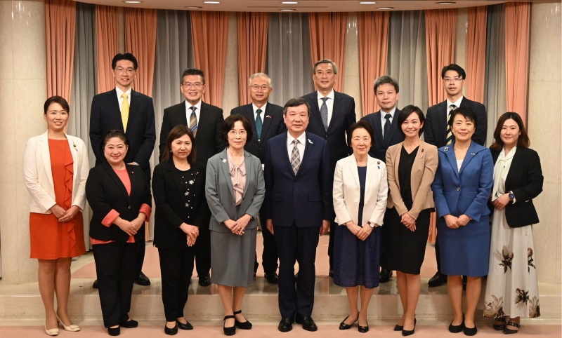 駐日代表李逸洋於5月12日與日華議員懇談會女性議員交流政策小組召集人山谷惠理子等國會議員就台日關係及台日經貿等議題交換意見。
駐日代表李逸洋大使(前排右5)、日華懇女性議員交流政策小組召集人山谷惠理子參議員(前排右4)