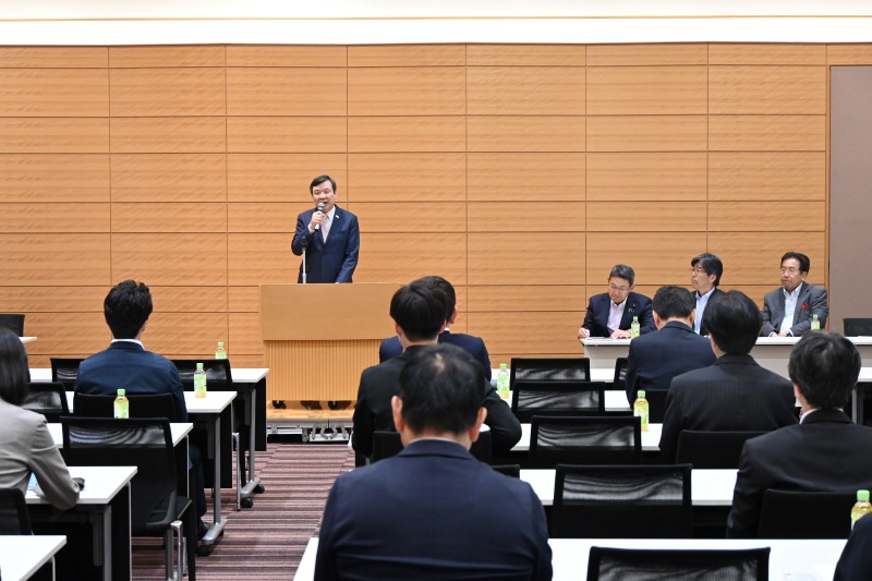 駐日代表李逸洋於5月16日應邀出席立憲民主黨「日本台灣議員懇談會」總會，向甫當選該會新會長笠浩史眾議員表達祝賀之意，並與出席議員們就台日人員往來、台灣女性活躍、再生能源政策等交換意見。
照片：駐日代表李逸洋在「日本台灣議員懇談會」總會致詞。