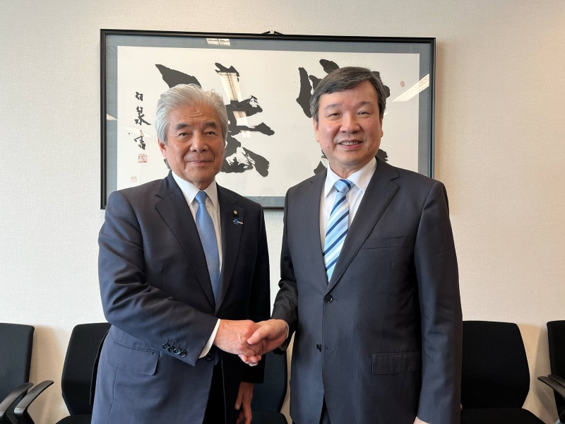 駐日代表李逸洋於5月14日拜會中曾根弘文參議員，雙方就台日關係、經濟產業及科技合作等廣泛議題等交換意見。
照片：駐日代表李逸洋(右)拜會中曾根弘文參議員(左)。
