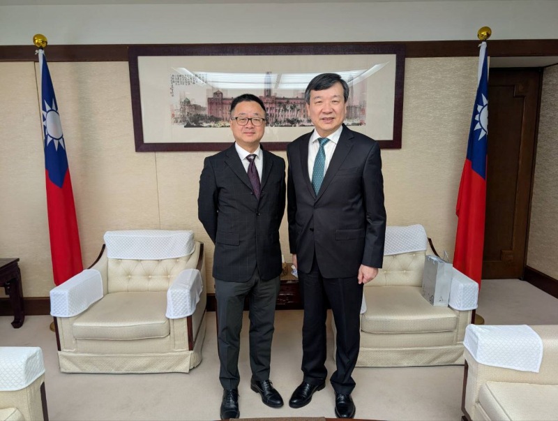 駐日代表李逸洋於5月21日會晤海峽交流基金會副董事長兼秘書長羅文嘉，雙方相識多年，就國際政經局勢、台日經濟、區域和平安保等廣泛領域合作交換意見。
駐日代表李逸洋(右)、海基會副董事長兼秘書長羅文嘉(左)
