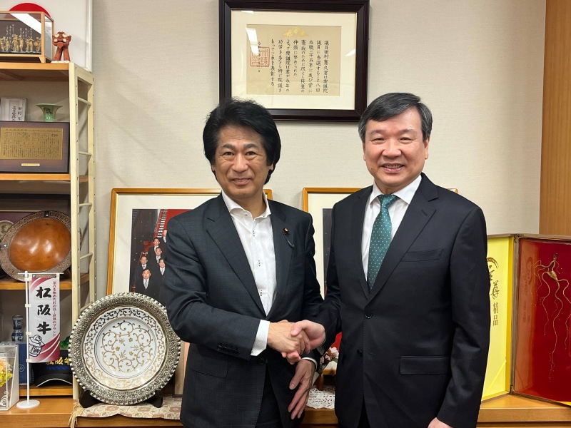 5月21日駐日代表李逸洋拜會日本前厚勞大臣田村憲久眾議員，並就台日經貿、公衛醫療及區域情勢等領域合作交換意見。
駐日代表李逸洋(右)及眾議員田村憲久(左)。
