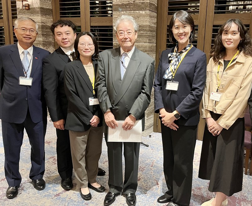 蔡副代表5月21日應日本公益財團法人「亞洲福祉教育財團」邀請，出席「亞洲社福工作者歡迎晚會」，慰勉我「青年百億海外圓夢計畫」來日研修之莊胡祖德學員及張乃文學員，祝福兩位學員心想事成，美夢成真。左起:蔡副代表、莊胡祖德學員、衛福部組長李育穎、亞洲福祉教育財團理事長藤原正寬、衛福部科長許庭芸、張乃文學員 
