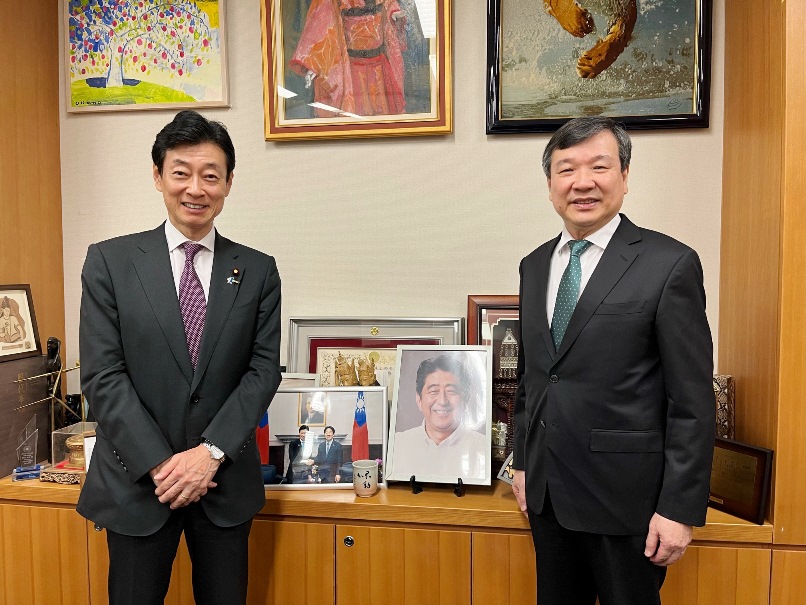 5月21日駐日代表李逸洋拜會西村康稔眾議員，並就台日經貿、經濟安全等領域合作交換意見。駐日代表李逸洋（右）及眾議員西村康稔（左）。
