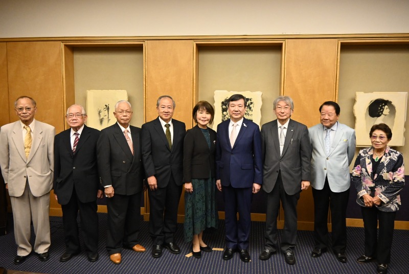 駐日代表李逸洋於5月27日主持新任及續任僑務諮詢委員聘書及僑務委員任命令頒發儀式。
照片：駐日代表李逸洋(右4)與新(續任)僑務諮詢委員及僑務委員合影