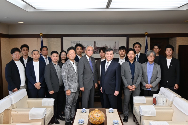 駐日代表李逸洋於5月28日會晤「日華議員懇談會」會長古屋圭司眾議員及多治見市中小企業家同友會乙行，就台日經濟、貿易交流交換意見。

駐日代表李逸洋(前排右4)與「日華議員懇談會」會長古屋圭司眾議員(前排右5)及多治見市中小企業家同友會乙行