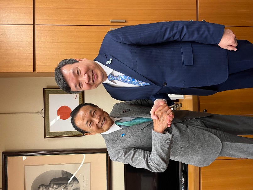 6月12日駐日代表李逸洋拜會麻生太郎眾議員，並就國際情勢、台日關係等議題交換意見。 駐日代表李逸洋(右)及麻生太郎前首相(左)。
