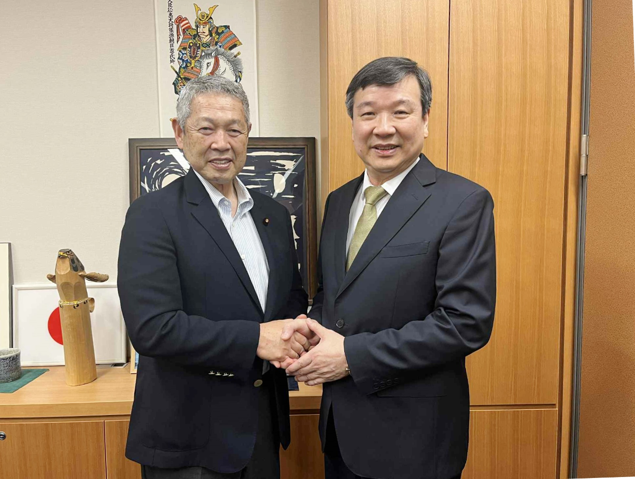 駐日代表李逸洋於6月24日拜會佐藤勉眾議員，雙方就台日關係及區域情勢等廣泛議題等交換意見。圖說: 駐日代表李逸洋(右)拜會佐藤勉眾議員(左)
