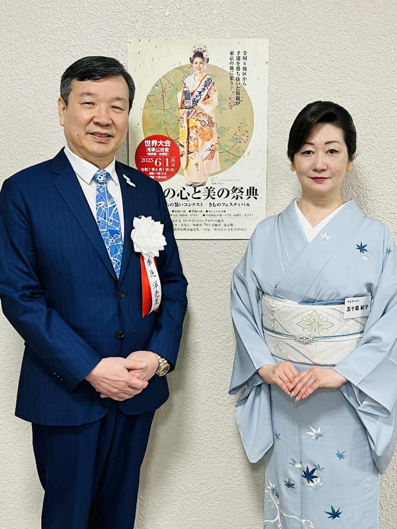 6月1日，駐日本代表處李代表逸洋出席「2025日本心與美之祭典世界大會」並致詞，另與出席活動之國會議員致意。照片：駐日代表李逸洋（左）


