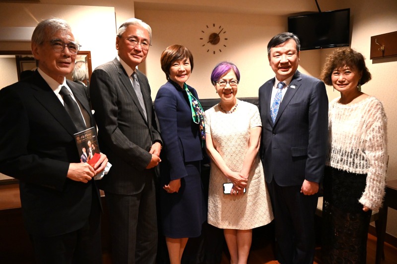 國家交響樂團(NSO)於6月2日在東京舉辦巡演音樂會，駐日代表李逸洋到場觀賞並表示，紀念李登輝前總統之「第五號交響曲」首度在日演出，意義重大，並盼藉由台日音樂交流傳達台灣的聲音，強化雙方情誼。
照片：駐日代表李逸洋(右2)、日華議員懇談會會長古屋圭司眾議員(左2)、日本前首相安倍晉三夫人安倍昭惠(左3)、李登輝基金會董事長李安妮(右3)